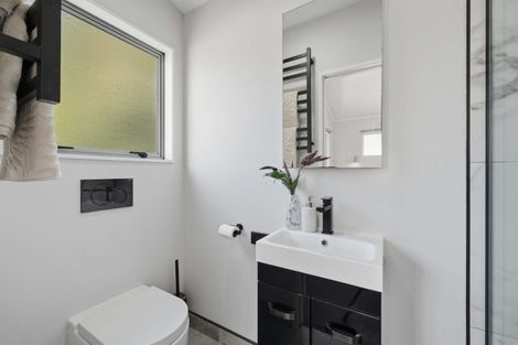 Photo of property in 90b Eskdale Road, Birkdale, Auckland, 0626