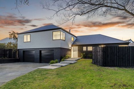 Photo of property in 17 Kingham Place, Avonhead, Christchurch, 8042
