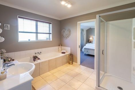 Photo of property in 10 Willowview Drive, Redwood, Christchurch, 8051