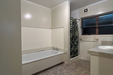 Photo of property in 1/12 Gradwell Place, Two Mile Bay, Taupo, 3330