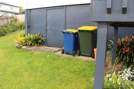 Photo of property in 8 Louise Place, West Harbour, Auckland, 0618