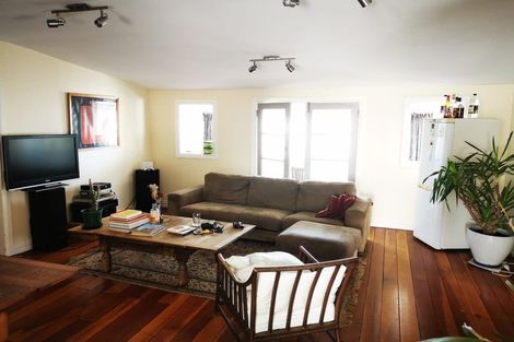 Photo of property in 80 Queens Drive, Lyall Bay, Wellington, 6022