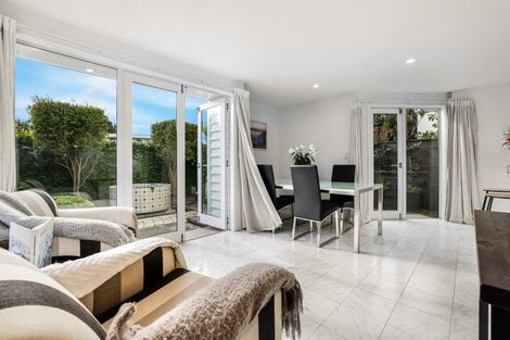Photo of property in 34 Aikmans Road, Merivale, Christchurch, 8014