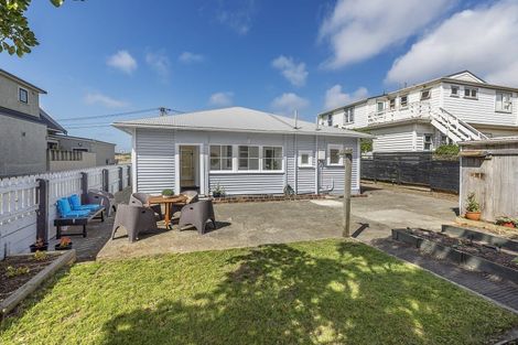 Photo of property in 22 Reef Street, Island Bay, Wellington, 6023