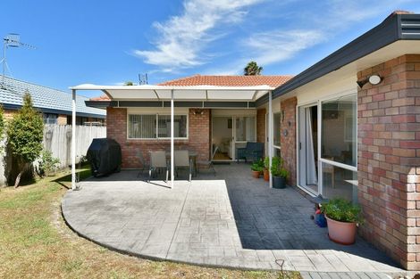 Photo of property in 110 Lakeside Drive, Orewa, 0931