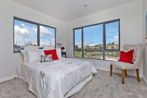 Photo of property in 10 Syd Grant Crescent, Orewa, 0931