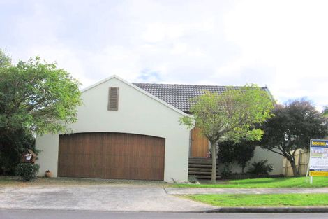 Photo of property in 3/11 Ribbonwood Crescent, Goodwood Heights, Auckland, 2105