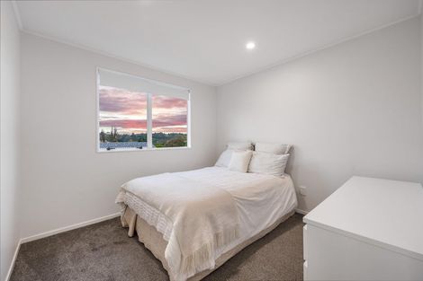 Photo of property in 24 Halloran Place, Massey, Auckland, 0614