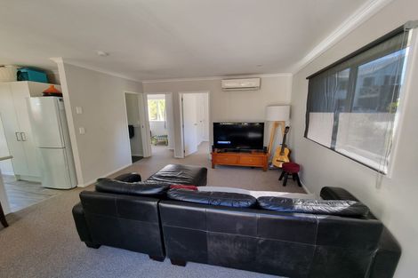 Photo of property in 14 Packham Place, Beach Haven, Auckland, 0626