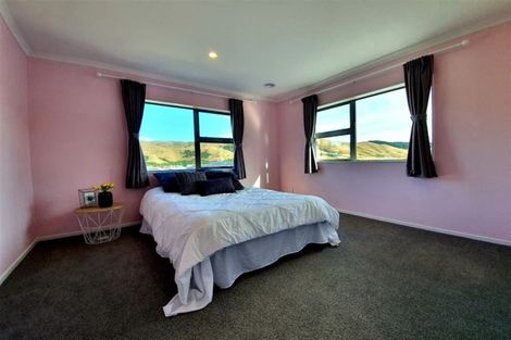 Photo of property in 5 Prestwich Rise, Churton Park, Wellington, 6037