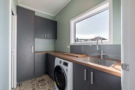 Photo of property in 5 Perrin Place, Kelvin Grove, Palmerston North, 4414