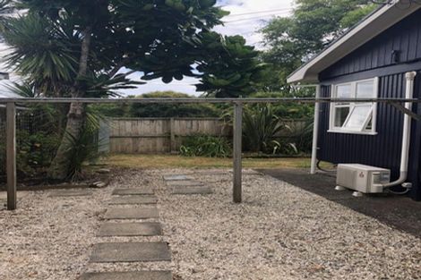 Photo of property in 2/2 Earl Road, Titirangi, Auckland, 0604