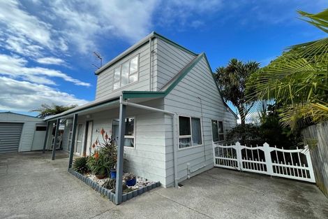 Photo of property in 2/8 Rickards Place, New Lynn, Auckland, 0600