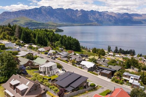 Photo of property in 70 Wynyard Crescent, Fernhill, Queenstown, 9300