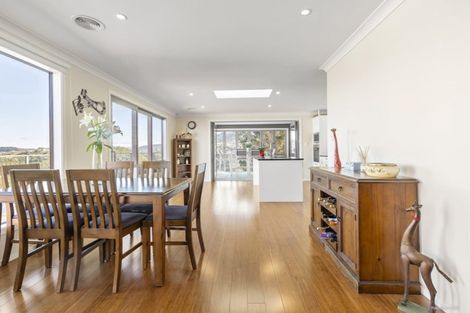 Photo of property in 8 Piper Way, Newlands, Wellington, 6037