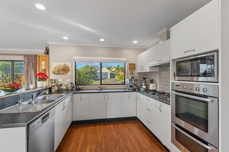 Photo of property in 6 Te Ropata Place, Waikanae Beach, Waikanae, 5036