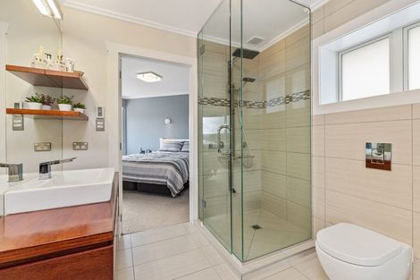 Photo of property in 5a Marine Terrace, Bayswater, Auckland, 0622