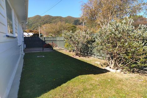Photo of property in 17 Birdwood Road, Waterloo, Lower Hutt, 5011