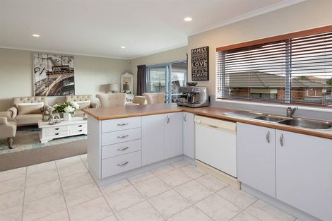 Photo of property in 31 Moyrus Crescent, East Tamaki Heights, Auckland, 2016