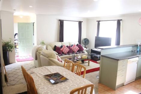 Photo of property in 100a Lincoln Park Avenue, Massey, Auckland, 0614