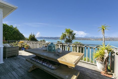 Photo of property in 8 Nakora Road, Karaka Bays, Wellington, 6022