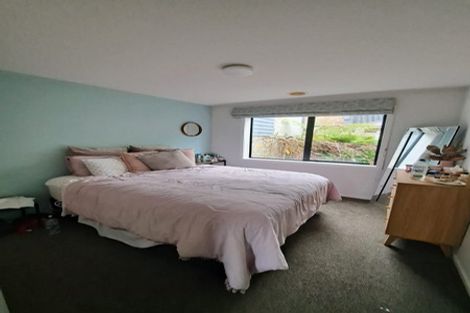 Photo of property in 16 Piper Way, Newlands, Wellington, 6037