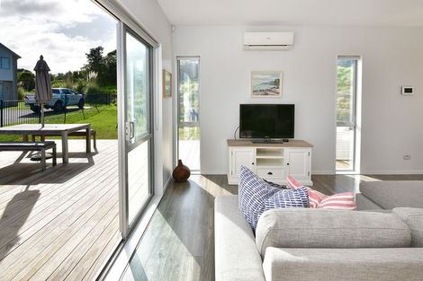 Photo of property in 33 Kaipuke Crescent, Gulf Harbour, Whangaparaoa, 0930