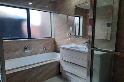 Photo of property in 4 Middlefield Drive, East Tamaki Heights, Auckland, 2016