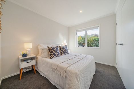 Photo of property in 92 Sunstone Crescent, Timberlea, Upper Hutt, 5018