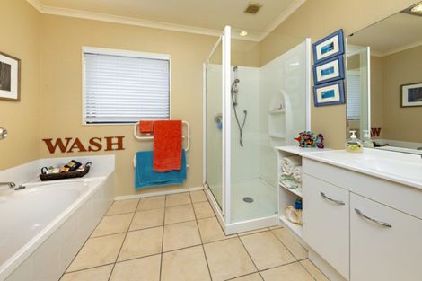 Photo of property in 13 Longford Park Drive, Takanini, 2112