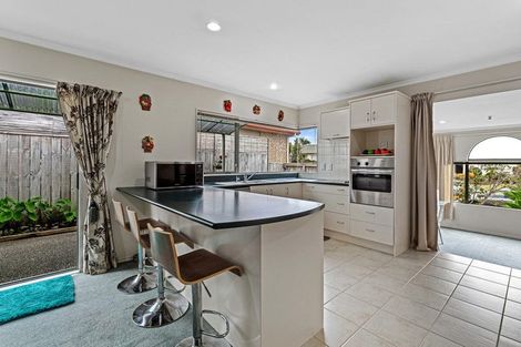 Photo of property in 6 Reybert Place, Massey, Auckland, 0614