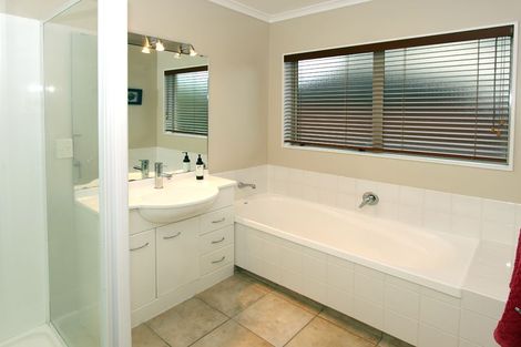 Photo of property in 30 Croftview Road, Wattle Downs, Auckland, 2103
