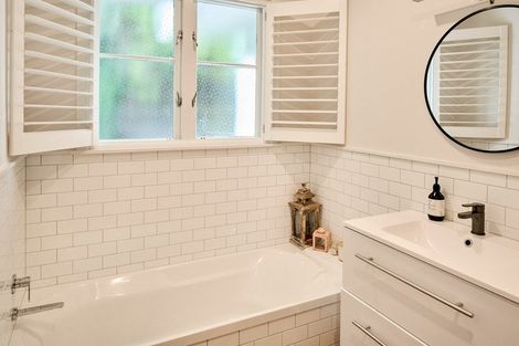 Photo of property in 9 Mana View Road, Paremata, Porirua, 5026