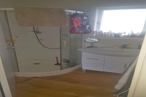 Photo of property in 1 Ward Crescent, Te Atatu Peninsula, Auckland, 0610
