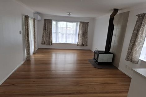 Photo of property in 28 Plumley Crescent, Mangere, Auckland, 2022