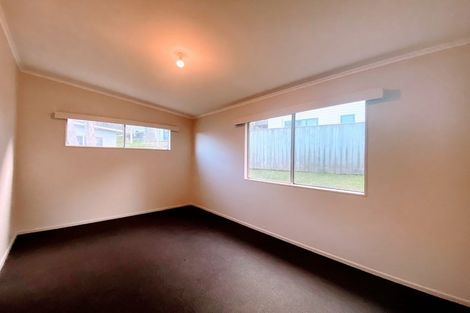 Photo of property in 8 Gahagan Way, Newlands, Wellington, 6037