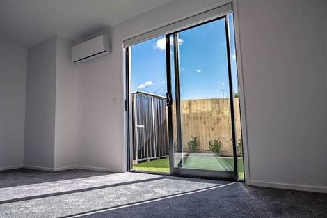 Photo of property in 4/17 Lowtherhurst Road, Massey, Auckland, 0614