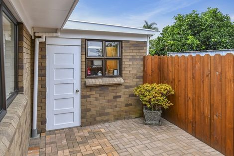 Photo of property in 14 Framalda Place, Conifer Grove, Takanini, 2112
