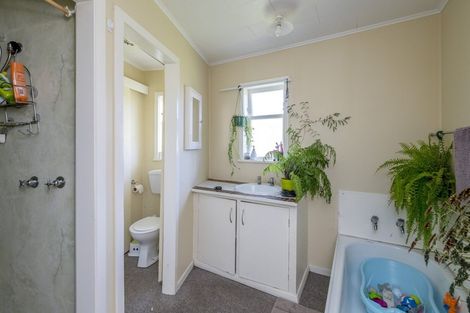 Photo of property in 4 Colenso Place, Otaki Beach, Otaki, 5512