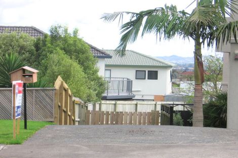 Photo of property in 2/15 Ribbonwood Crescent, Goodwood Heights, Auckland, 2105