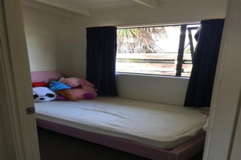 Photo of property in 17 Huruhuru Road, Massey, Auckland, 0614