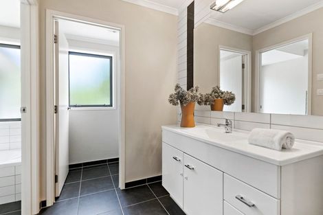 Photo of property in 3 Gavinike Place, Waimauku, 0812