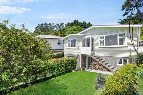 Photo of property in 6 Royston Way, Newlands, Wellington, 6037