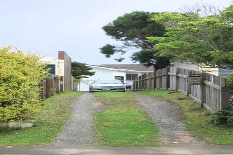 Photo of property in 26 Quigley Street, Newlands, Wellington, 6037