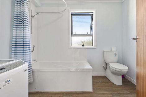 Photo of property in 115f2 Queens Drive, Lyall Bay, Wellington, 6022