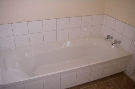 Photo of property in 100 Kemp Road, Massey, Auckland, 0614