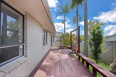 Photo of property in 2/3 Barron Drive, Green Bay, Auckland, 0604