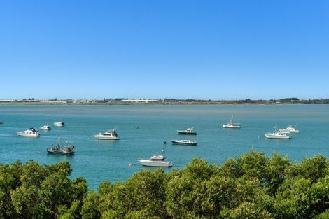 Photo of property in 72 Devonport Road, Tauranga, 3110