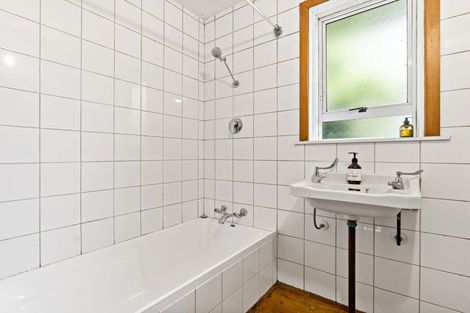 Photo of property in 23 Taipari Road, Te Atatu Peninsula, Auckland, 0610