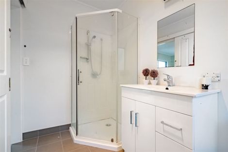 Photo of property in 10 Gillett Place, Botany Downs, Auckland, 2014